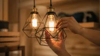 Thomas werkt aan een hanglamp